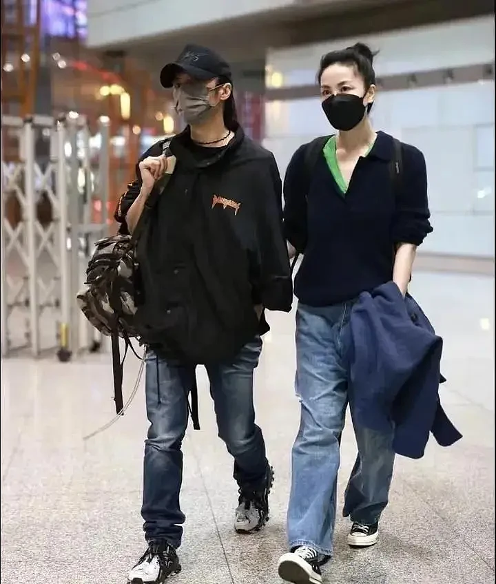 56岁王菲与中年男子亲密合照,搭肩又搂腰...(组图) - 3