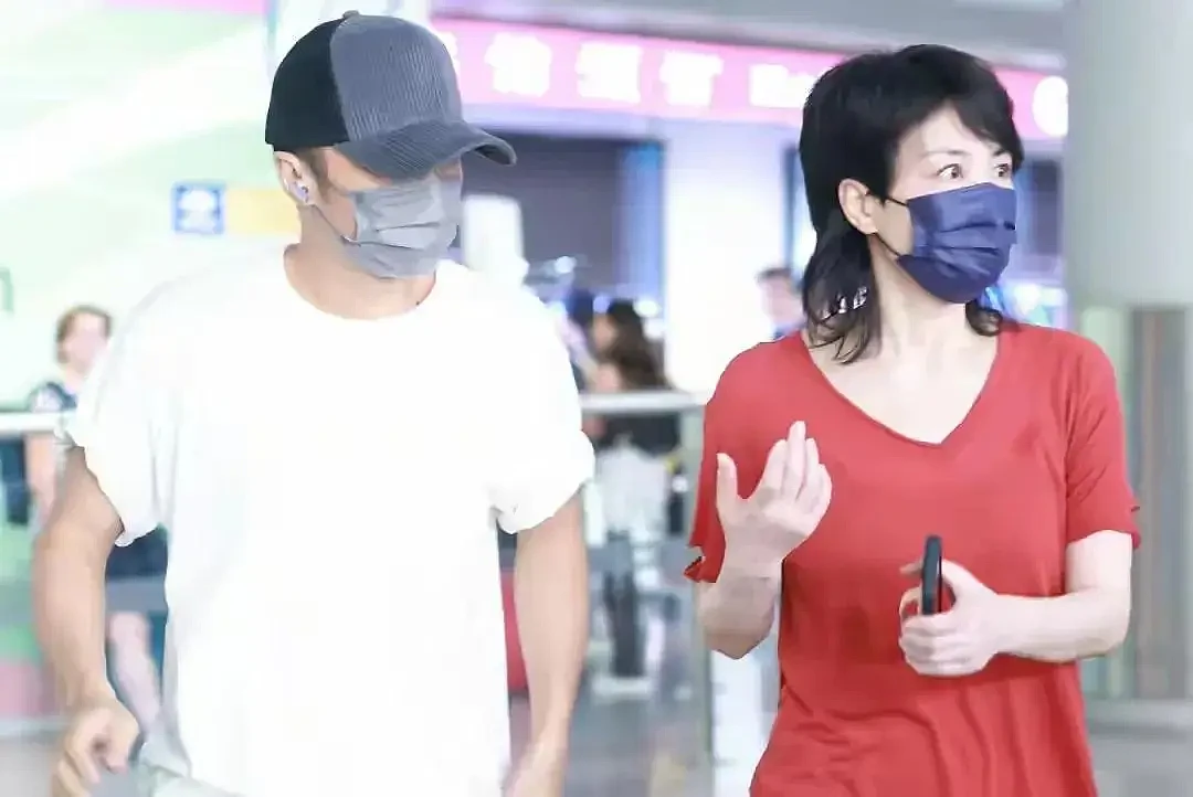 56岁王菲与中年男子亲密合照,搭肩又搂腰...(组图) - 5