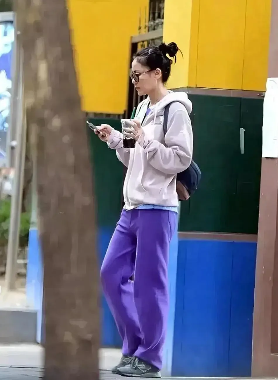 56岁王菲与中年男子亲密合照,搭肩又搂腰...(组图) - 7