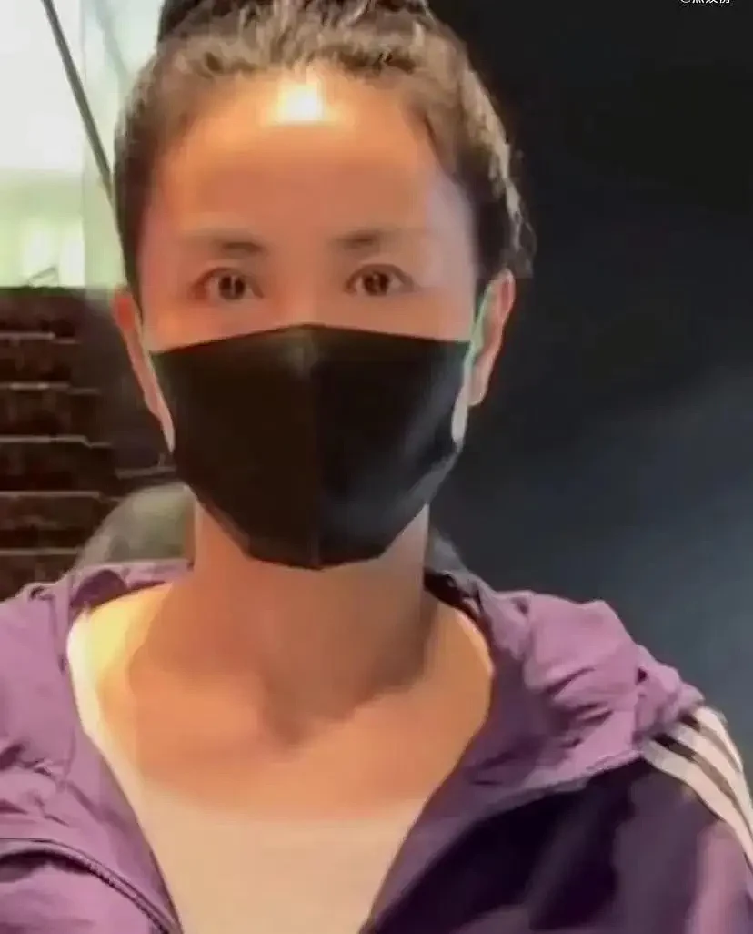 56岁王菲与中年男子亲密合照,搭肩又搂腰...(组图) - 9