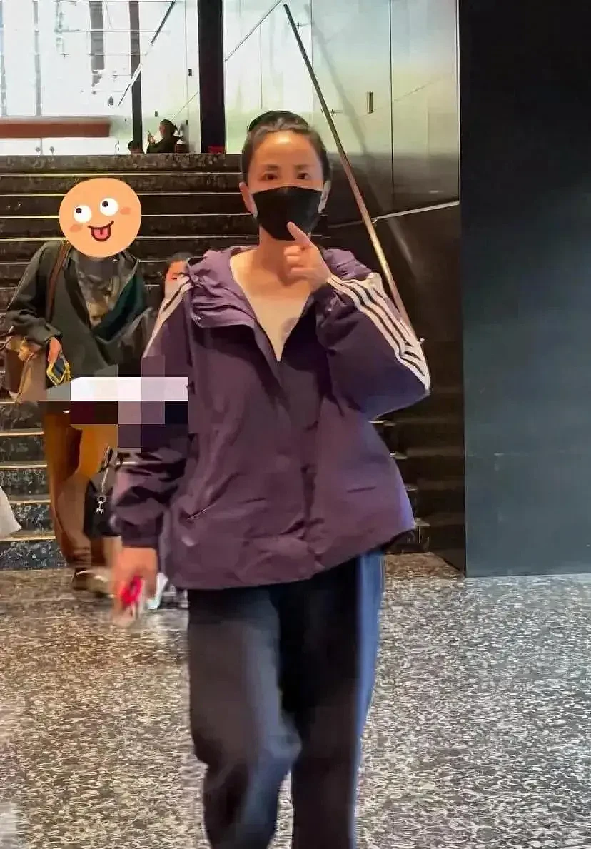 56岁王菲与中年男子亲密合照,搭肩又搂腰...(组图) - 10