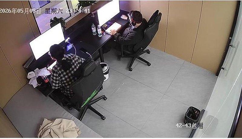 新疆女孩没电脑在电竞馆备考，店主免单：来学习的都免费（组图） - 1