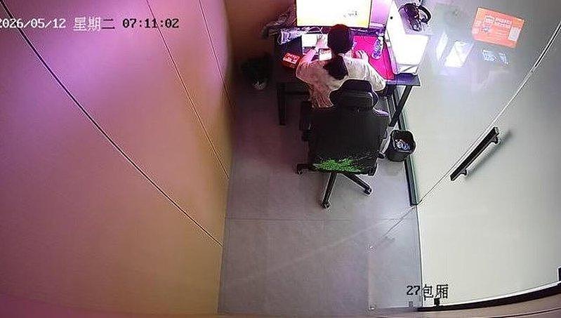 新疆女孩没电脑在电竞馆备考，店主免单：来学习的都免费（组图） - 2