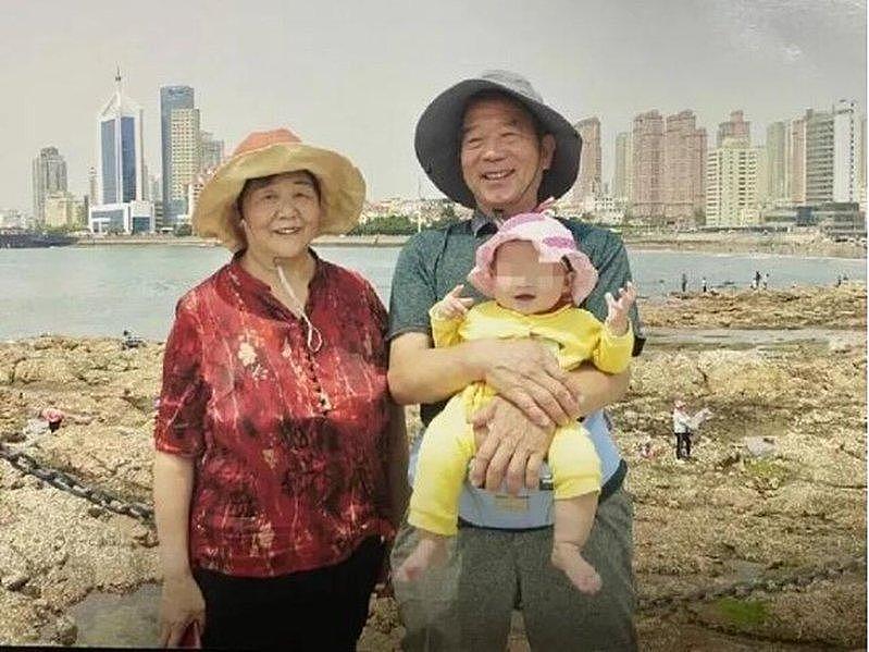 山东妇67岁产女、7年后病倒,娃哄妈喝奶让网友鼻酸(组图) - 2
