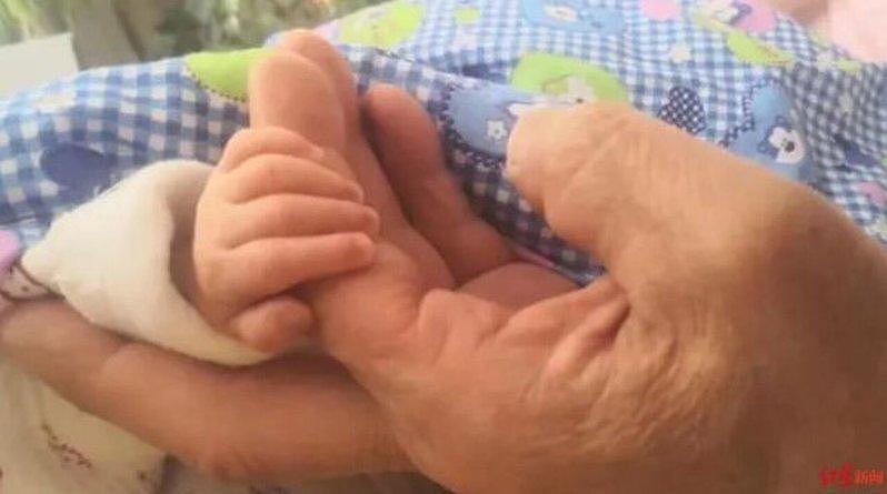 山东妇67岁产女、7年后病倒,娃哄妈喝奶让网友鼻酸(组图) - 3