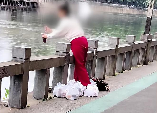 贵州一女子在河边“放生”奶茶，口中念念有词，当地：并无此类风俗，已介入核查（图） - 1