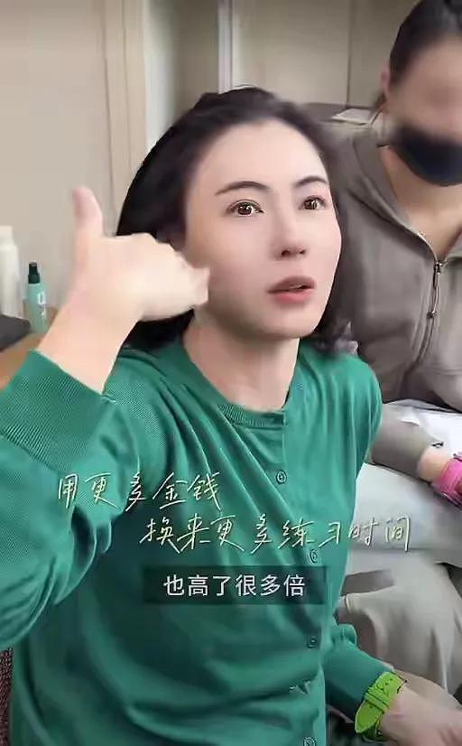 张柏芝母亲节晒仨儿子,8岁三胎儿子出镜,眼睛小小自带沉稳气场(组图) - 4