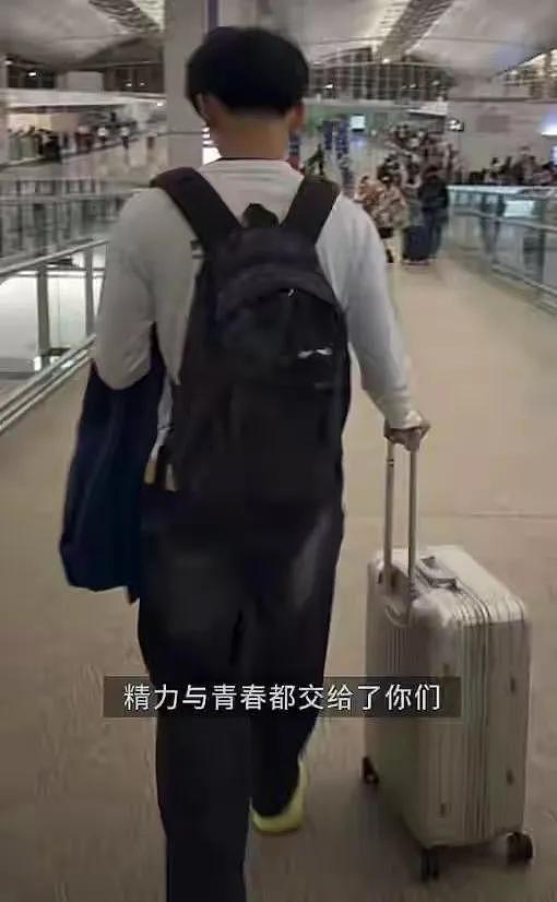 张柏芝母亲节晒仨儿子,8岁三胎儿子出镜,眼睛小小自带沉稳气场(组图) - 7
