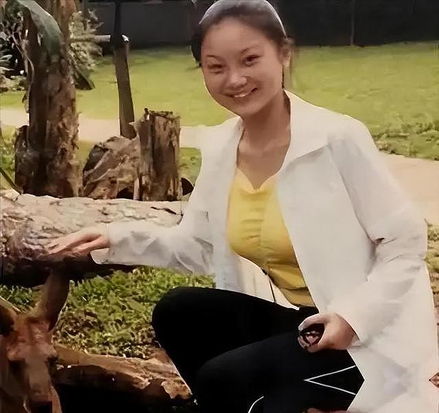 张艺谋也没想到，养了27年的陈婷，竟会亲手摘掉张艺谋妻子的认证 - 3