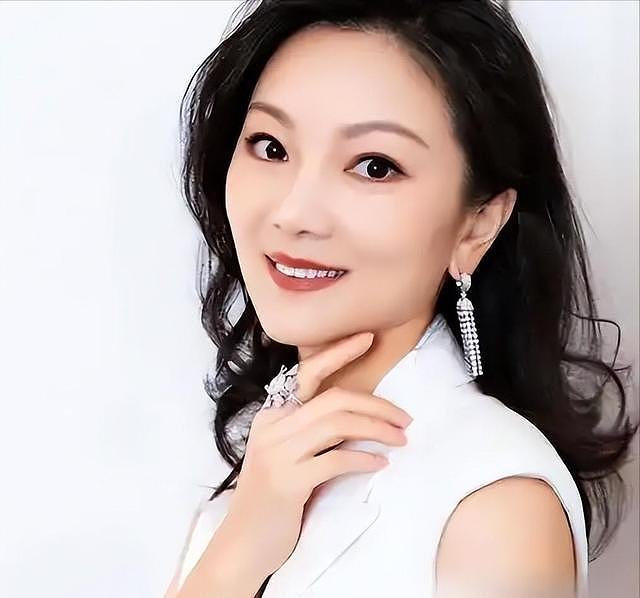 张艺谋也没想到，养了27年的陈婷，竟会亲手摘掉张艺谋妻子的认证 - 8