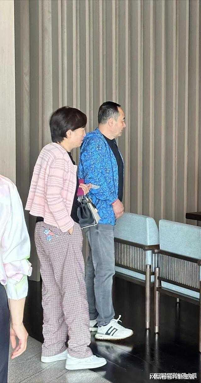 杨幂父母苏州买豪宅!母亲背爱马仕身材超绝,女销售却只围着父亲转(组图) - 1