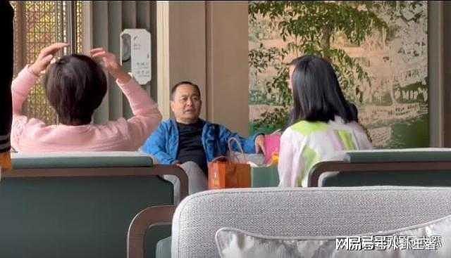杨幂父母苏州买豪宅!母亲背爱马仕身材超绝,女销售却只围着父亲转(组图) - 2