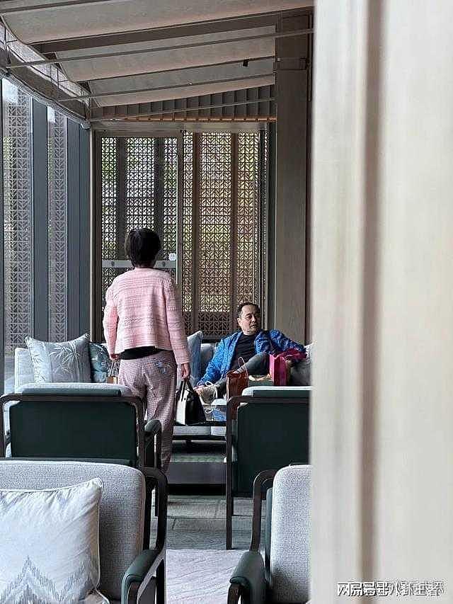 杨幂父母苏州买豪宅!母亲背爱马仕身材超绝,女销售却只围着父亲转(组图) - 3