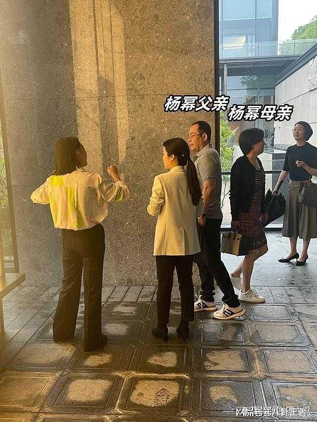 杨幂父母苏州买豪宅!母亲背爱马仕身材超绝,女销售却只围着父亲转(组图) - 4