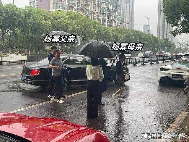 杨幂父母苏州买豪宅!母亲背爱马仕身材超绝,女销售却只围着父亲转(组图) - 5