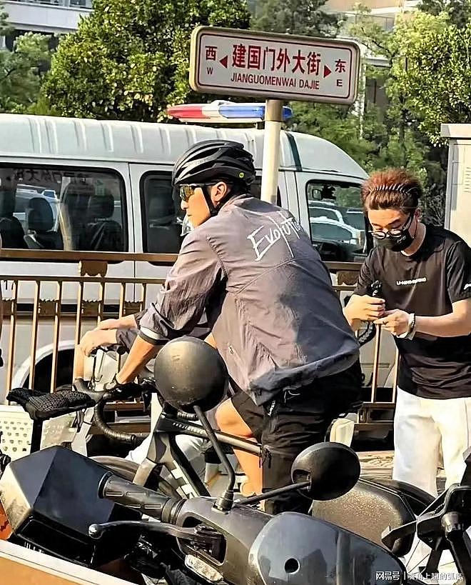 谢霆锋北京街头骑行等红灯被偶遇,侧颜帅炸了,这状态哪像44岁(组图) - 1