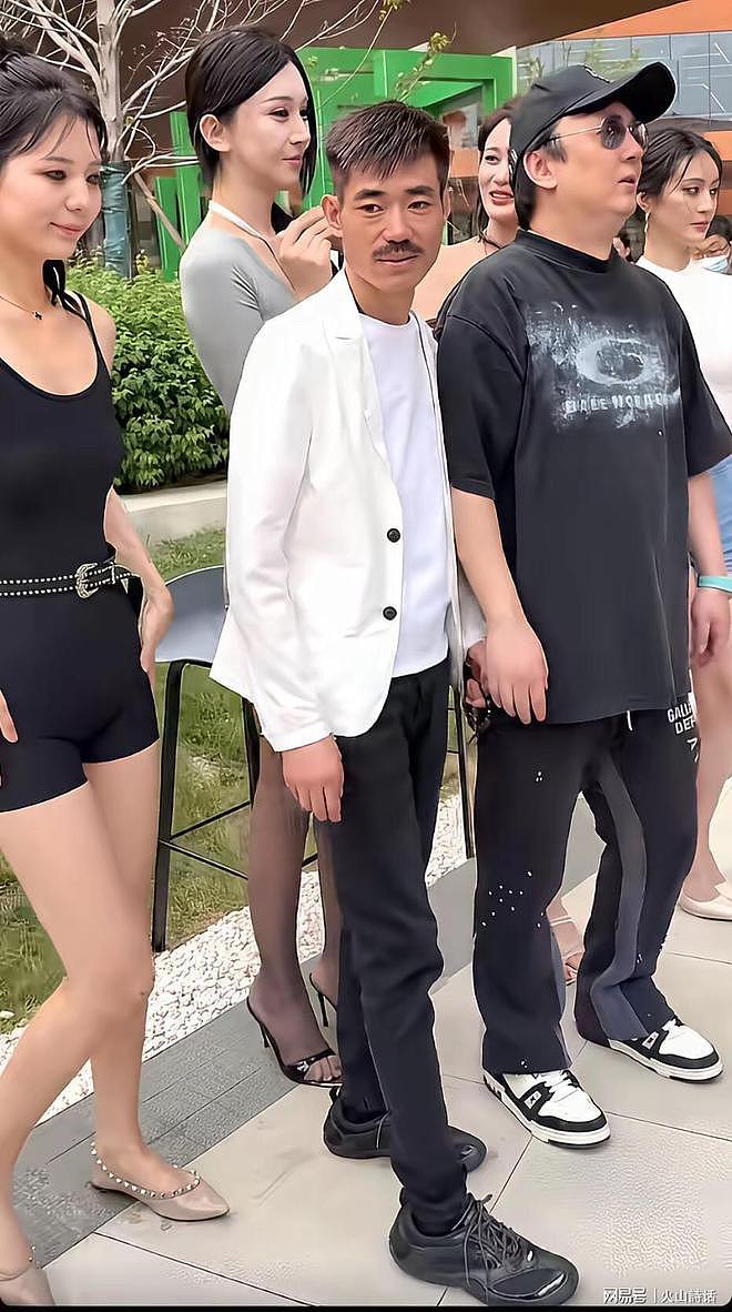 王思聪模仿者携一众时尚美女出席活动刷屏网络！本尊此前怒爆粗口 - 3