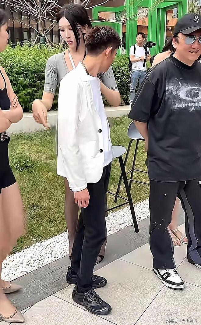 王思聪模仿者携一众时尚美女出席活动刷屏网络！本尊此前怒爆粗口 - 4