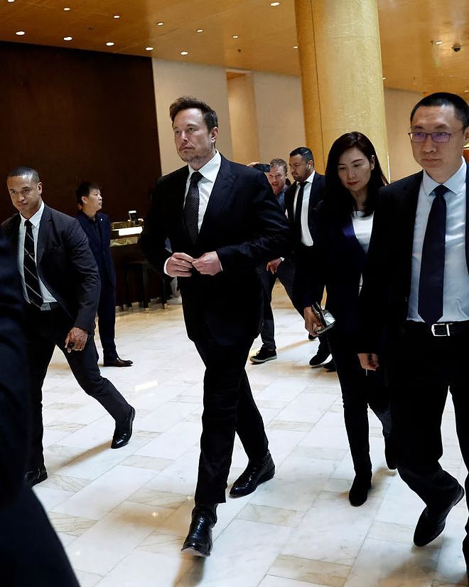 54岁马斯克随特朗普访华，现身人民大会堂前拿手机拍不停，网友笑称像小孩 - 2