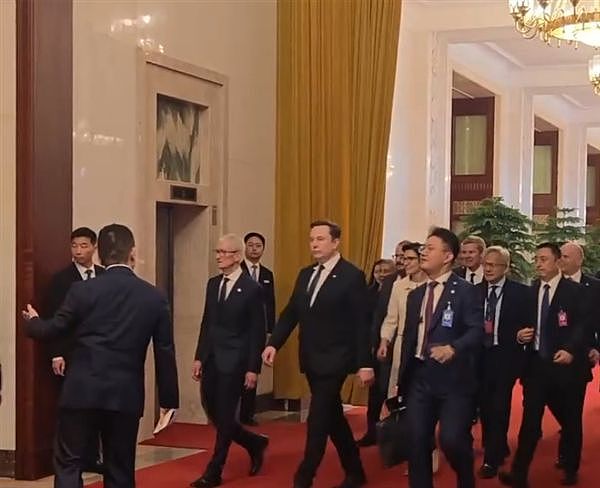 在北京，“一打亿万富翁变游客”：马斯克转圈拍视频，库克比耶，黄仁勋赞：棒极了 - 1