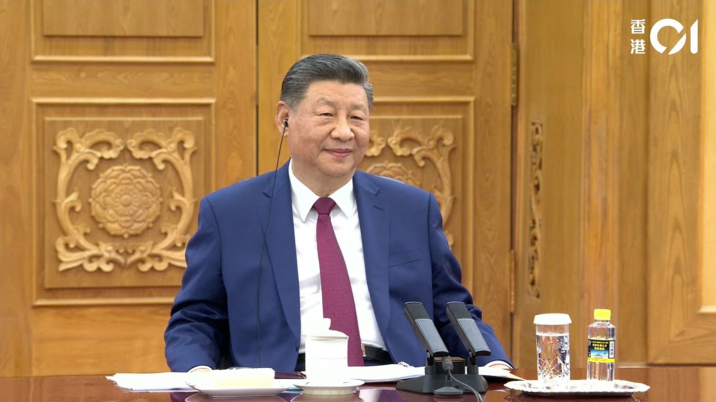 特朗普访华，椰树矿泉水上桌引热议！网友：这下火了（组图） - 2