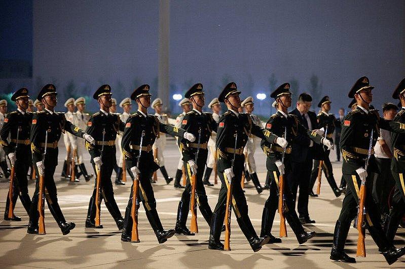 35秒视频全球疯传!空军一号轰鸣擦身而过,中国军人岿然不动(视频/图) - 1