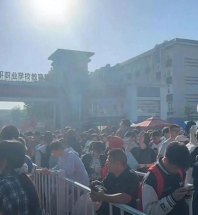 惊呆了!北京中考家长,凌晨3点排队职高面试(组图) - 1