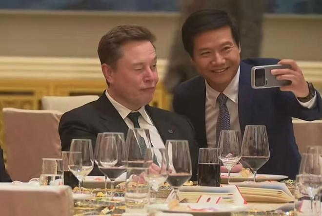 马斯克彻底“爱上”中国！6岁儿子穿新中式亮相，网友直呼有排面（组图） - 4