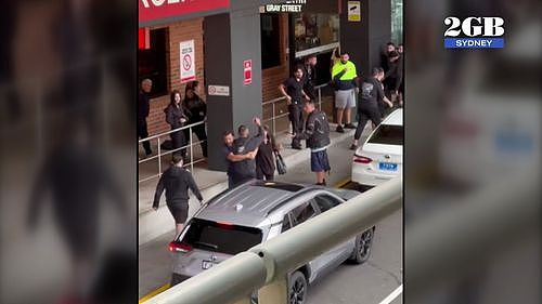 悉尼医院外20人“大乱斗”!疑因亲属病亡产生冲突,卫生厅长:流氓行为(视频/组图) - 2