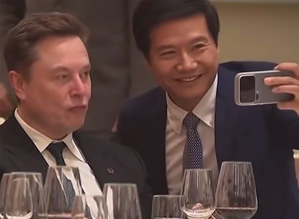 马斯克参加晚宴被指喝懵了！毛大庆：没有饮酒过量，扛不住时差的原因（组图） - 1