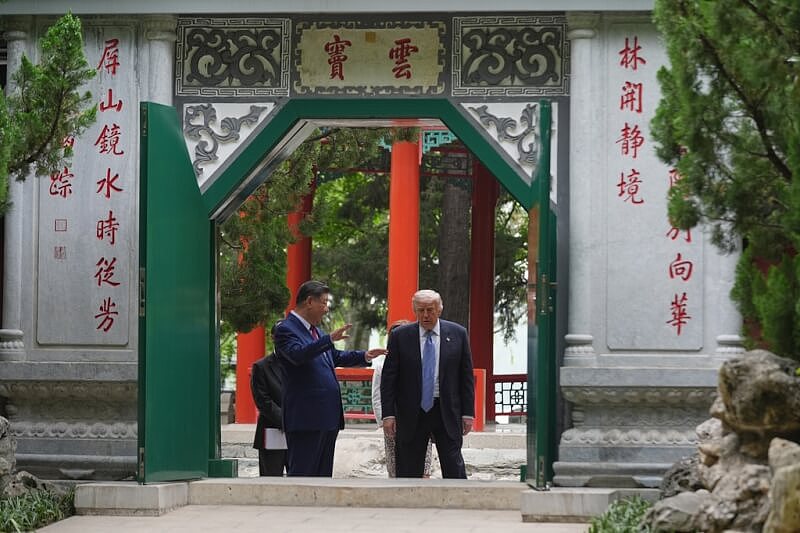 特朗普抵中南海与习近平握手，展开最后一天会谈（图） - 1