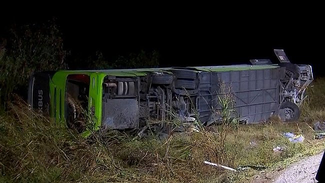 澳洲旅游巴士翻车,致1死28伤!伤者多为海外游客(组图) - 2