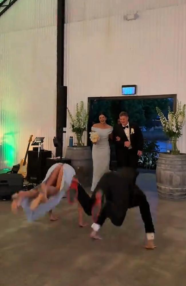 840万播放量！澳伴娘婚礼上大跳热舞，长裙瞬间崩裂当众走光（视频/组图） - 1
