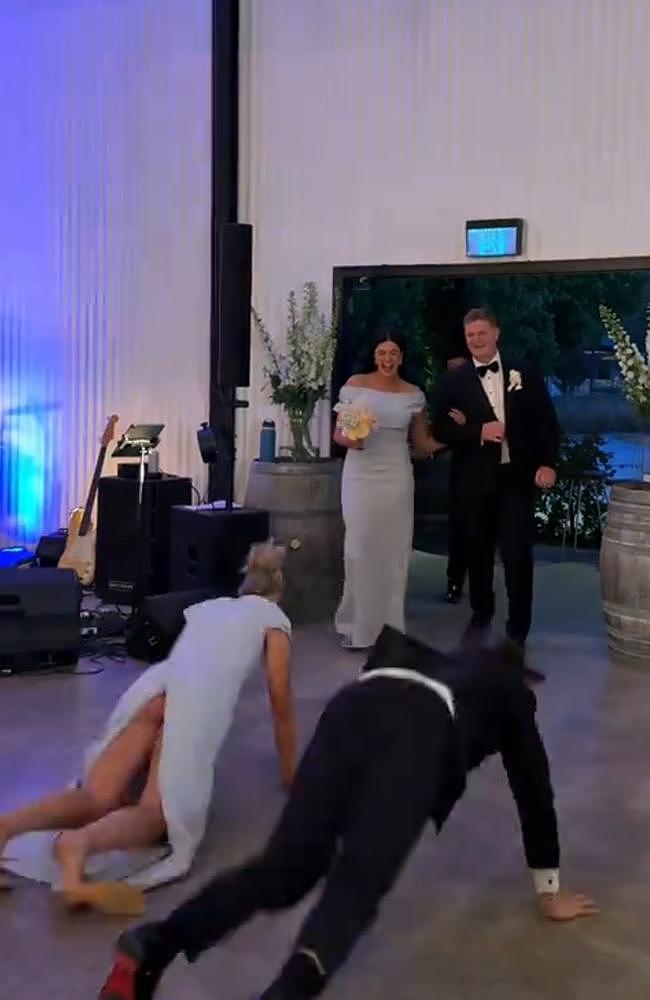 840万播放量！澳伴娘婚礼上大跳热舞，长裙瞬间崩裂当众走光（视频/组图） - 3