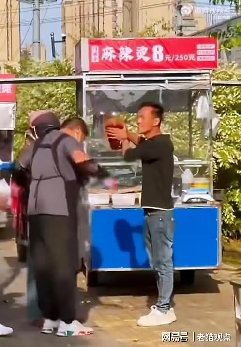 夜市闹剧！少妇当众脱内裤套男子嘴，丈夫全程目睹（组图） - 1