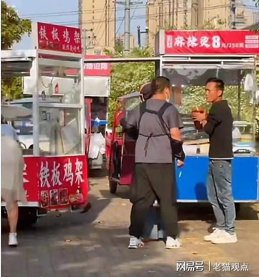 夜市闹剧！少妇当众脱内裤套男子嘴，丈夫全程目睹（组图） - 2