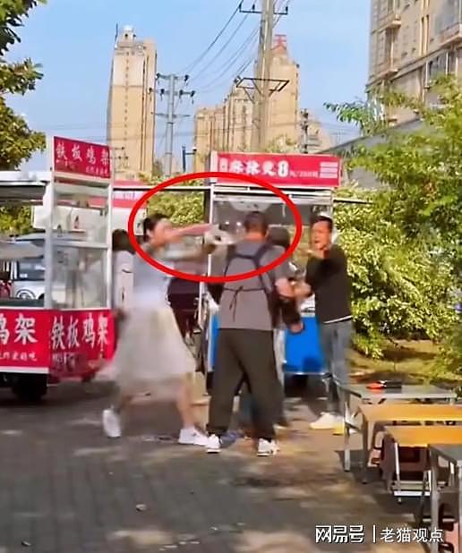 夜市闹剧！少妇当众脱内裤套男子嘴，丈夫全程目睹（组图） - 3
