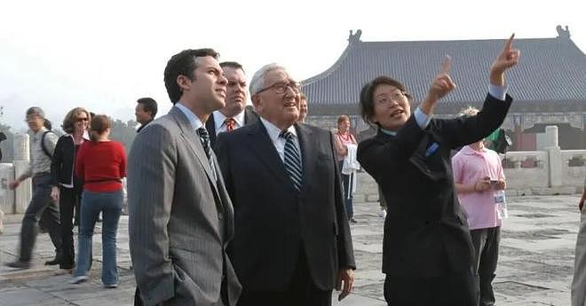 外国政要为何都爱逛天坛？半世纪来接待数十位外国政要；最爱逛天坛的是基辛格，一生到访15次 - 4