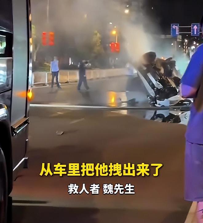 又一新能源爆燃,车门无法打开!施救者徒手掰车,车企曝光引争议 - 10