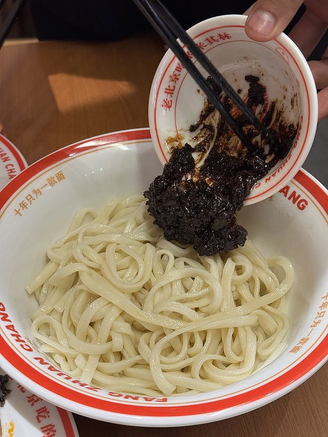 在老北京炸酱面馆偶遇黄仁勋了！！！！！！ - 2