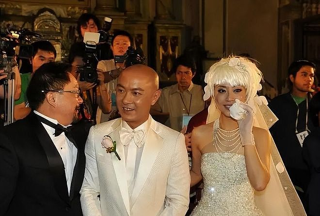59岁无儿无女,结3次婚、两度丧子,张卫健如今生活得无比潇洒 - 8