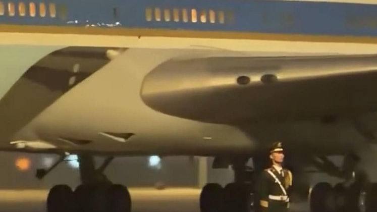 中国官兵在空军一号旁纹丝不动影片疯传,军媒:中国的自信与底气(视频/组图) - 1