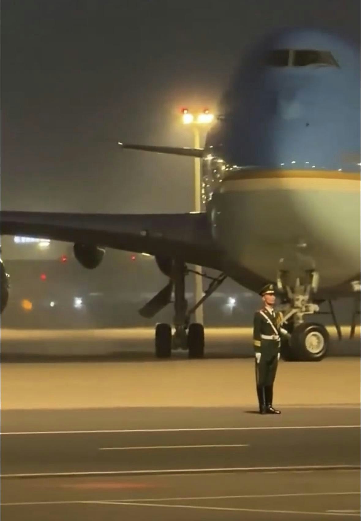 中国官兵在空军一号旁纹丝不动影片疯传,军媒:中国的自信与底气(视频/组图) - 2
