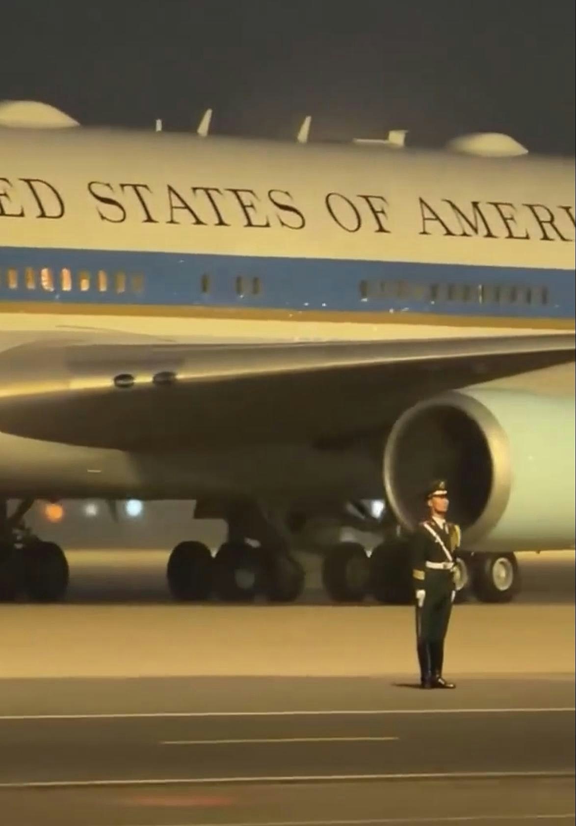 中国官兵在空军一号旁纹丝不动影片疯传,军媒:中国的自信与底气(视频/组图) - 3