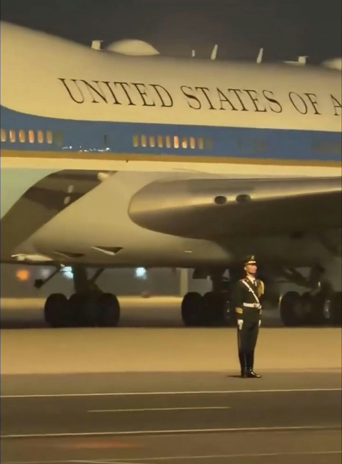 中国官兵在空军一号旁纹丝不动影片疯传,军媒:中国的自信与底气(视频/组图) - 4