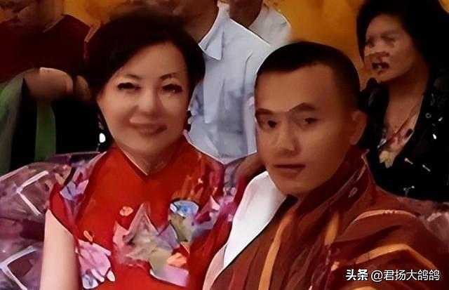北京大姐为爱砸500万筑寺庙,和小19岁僧人相伴12年,现状如何? - 15