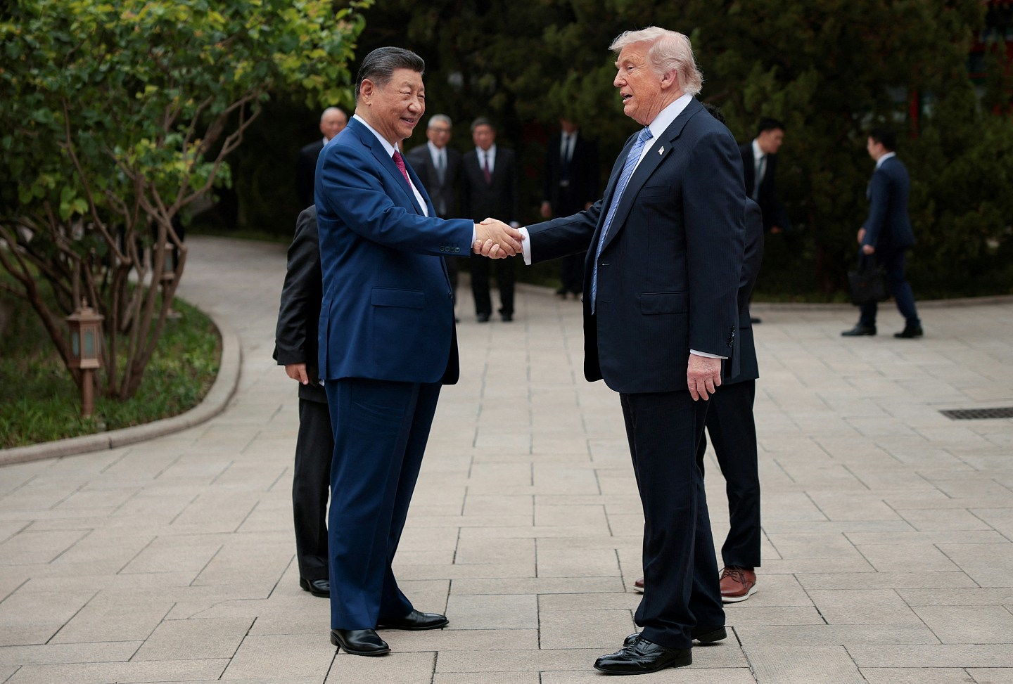 特朗普与习近平午宴后乘坐专机回国，黄仁勋北京“扫街”（组图） - 3