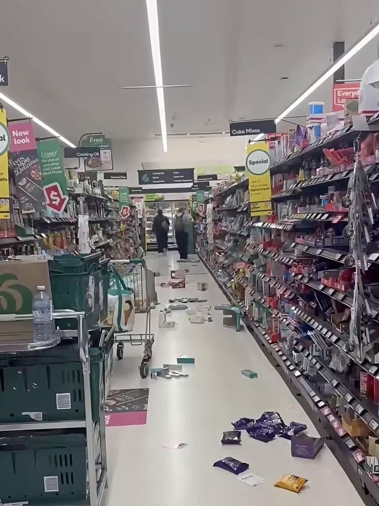 澳Woolies遭青少年疯狂打砸，商品散落一地！超市无奈拉响警报（视频/组图） - 1