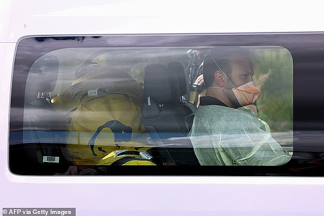 汉坦病毒危机：6名游轮乘客全副武装抵达珀斯，面临至少3周强制隔离 - 5