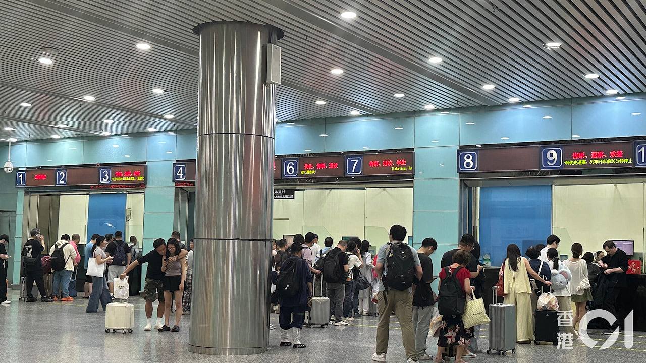 暴雨瘫痪铁路!广州东站旅客排长龙改签叹:到站才知停驶(组图) - 1